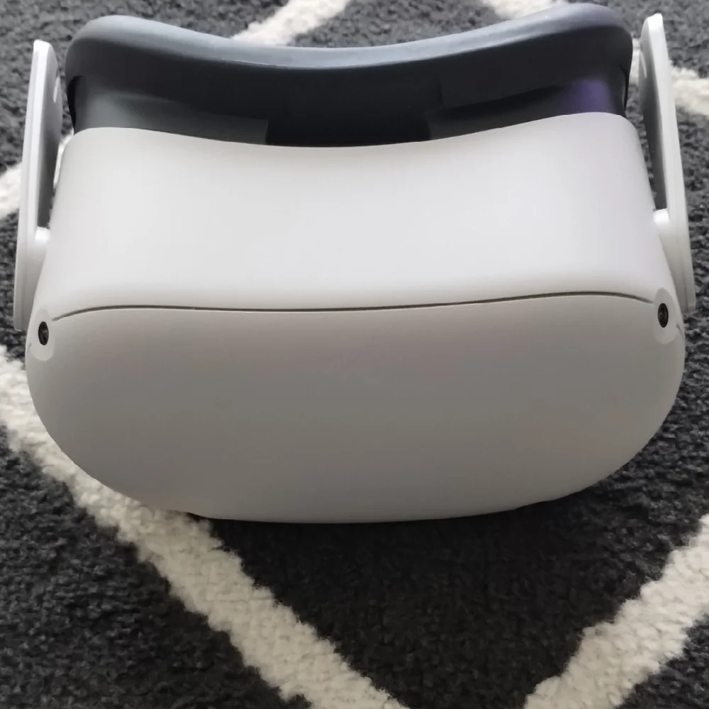 Oculus White Standalone VR Headset with Ergonomic Design